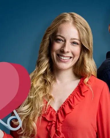 Anna Peinelt vor tiefblauem Grund, lächelnd, in koralleroter Bluse.